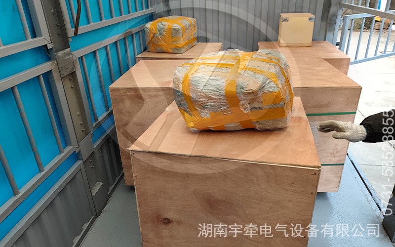 一批礦用湘潭電機(jī)車(chē)配件裝車(chē)發(fā)往國(guó)外
